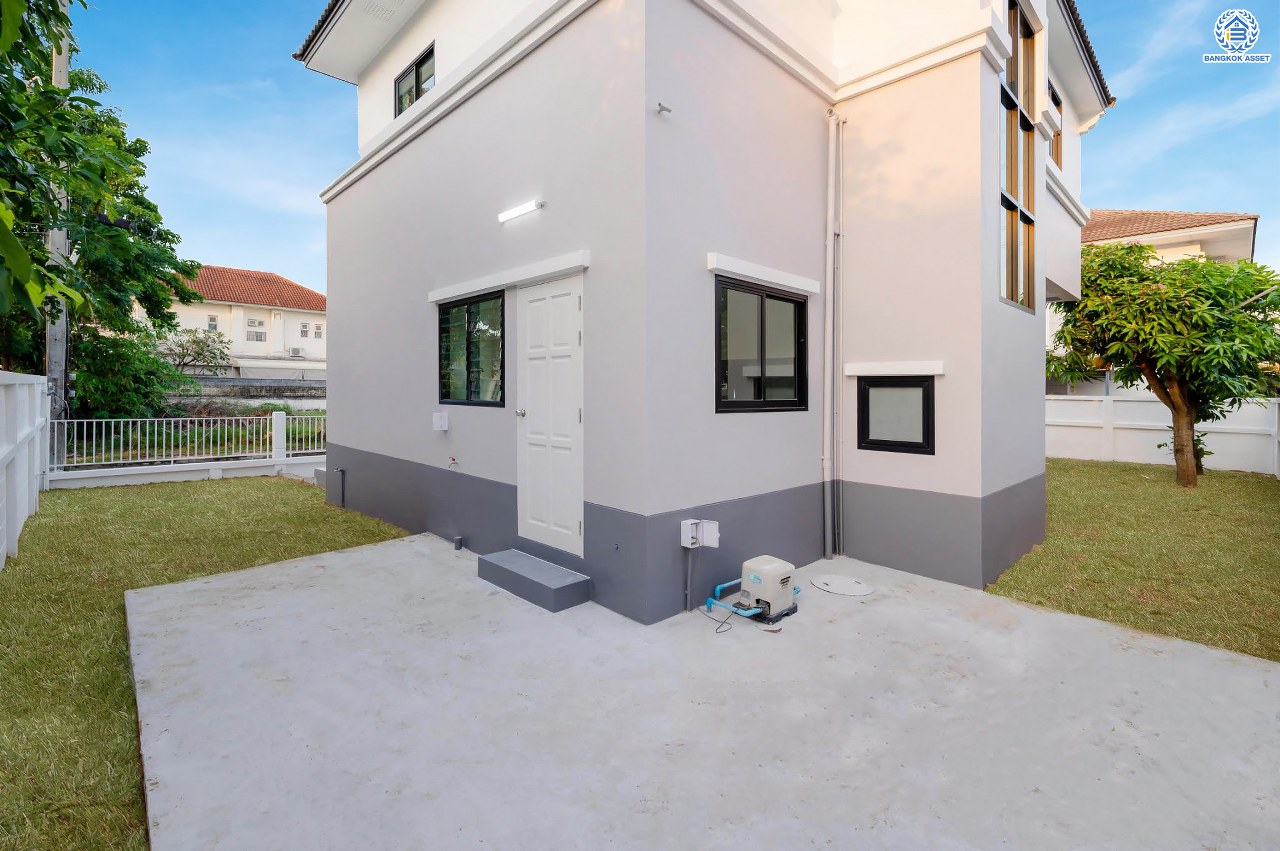 บ้านมือสองตกแต่งใหม่ โครงการ กฤษดานคร เลค แอนด์ พาร์ค บรมราชชนนี-พุทธมณฑลสาย3 เนื้อที่ 75 ตร.ว. บนพื้นที่ใช้สอย 121 ตร.ม. ฟังก์ชัน 3 ห้องนอน 2 ห้องน้ำ จอดรถได้ 2 คัน พร้อม 1 ห้องอเนกประสงค์บนทำเลศักยภาพเชื่อมต่อหลายเส้นทาง ใกล้เซ็นทรัลปิ่นเกล้า ม.มหิดล และทางด่วน "ศรีรัช"